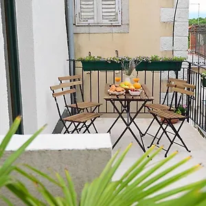 D & L Apartment